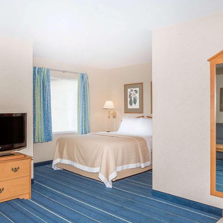 Days Inn & Suites By Wyndham Bridgeport - Clarksburg Exterior photo