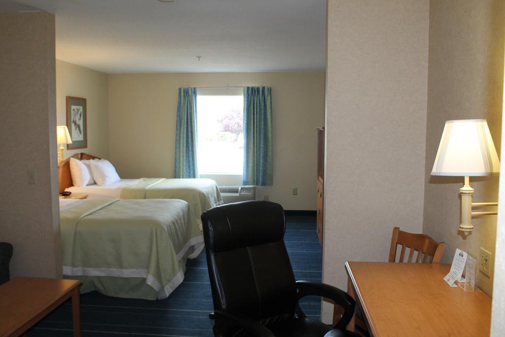 Days Inn & Suites By Wyndham Bridgeport - Clarksburg Room photo