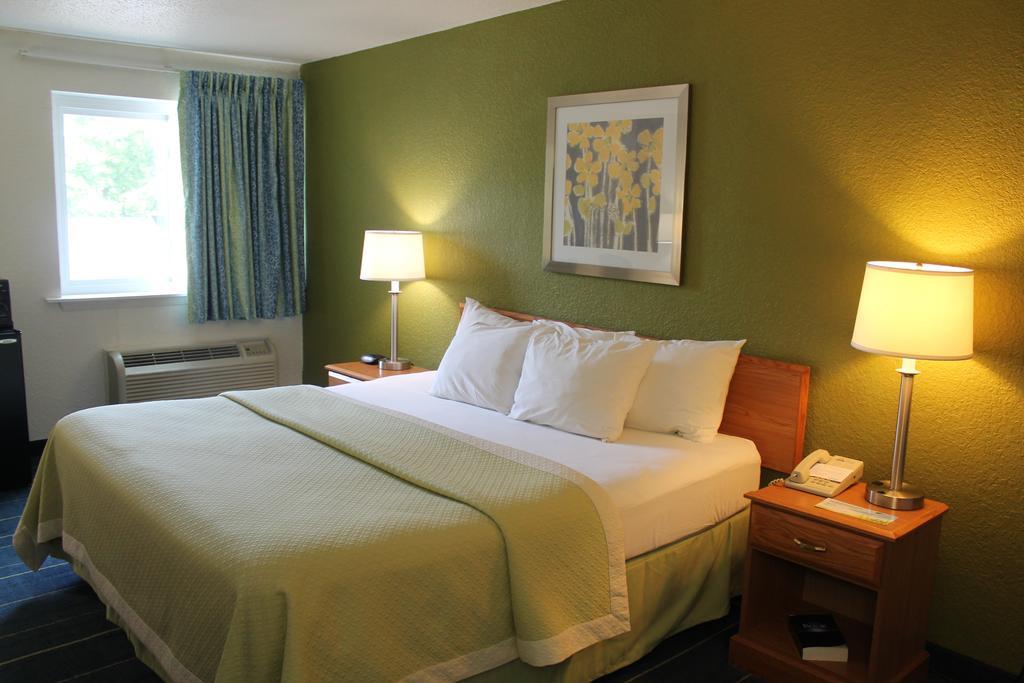 Days Inn & Suites By Wyndham Bridgeport - Clarksburg Room photo