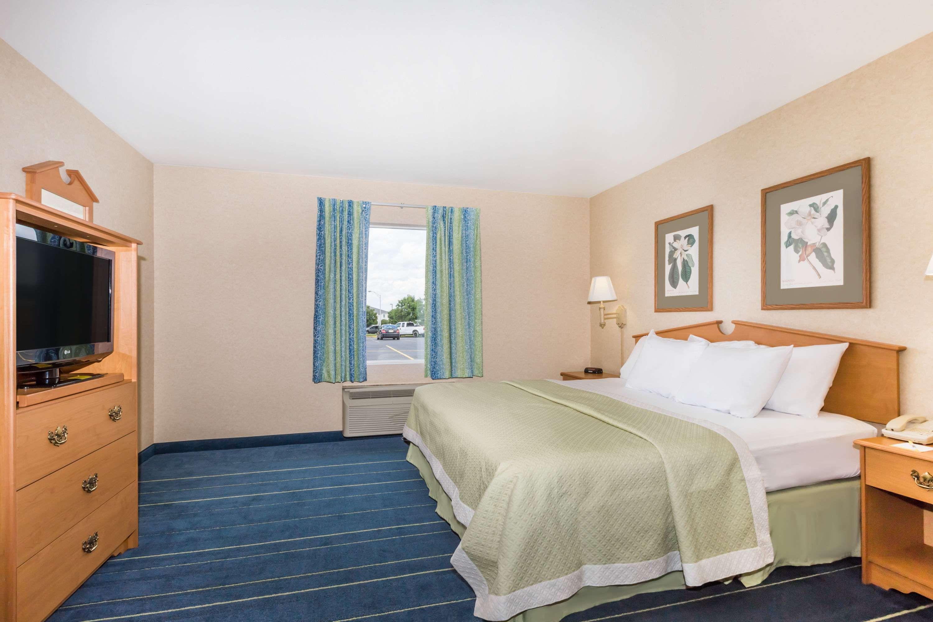 Days Inn & Suites By Wyndham Bridgeport - Clarksburg Exterior photo