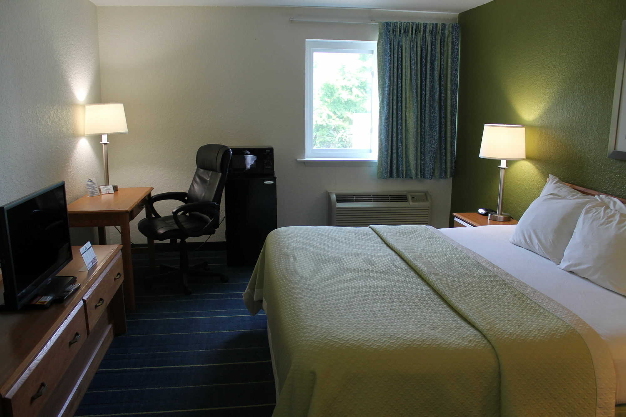 Days Inn & Suites By Wyndham Bridgeport - Clarksburg Exterior photo