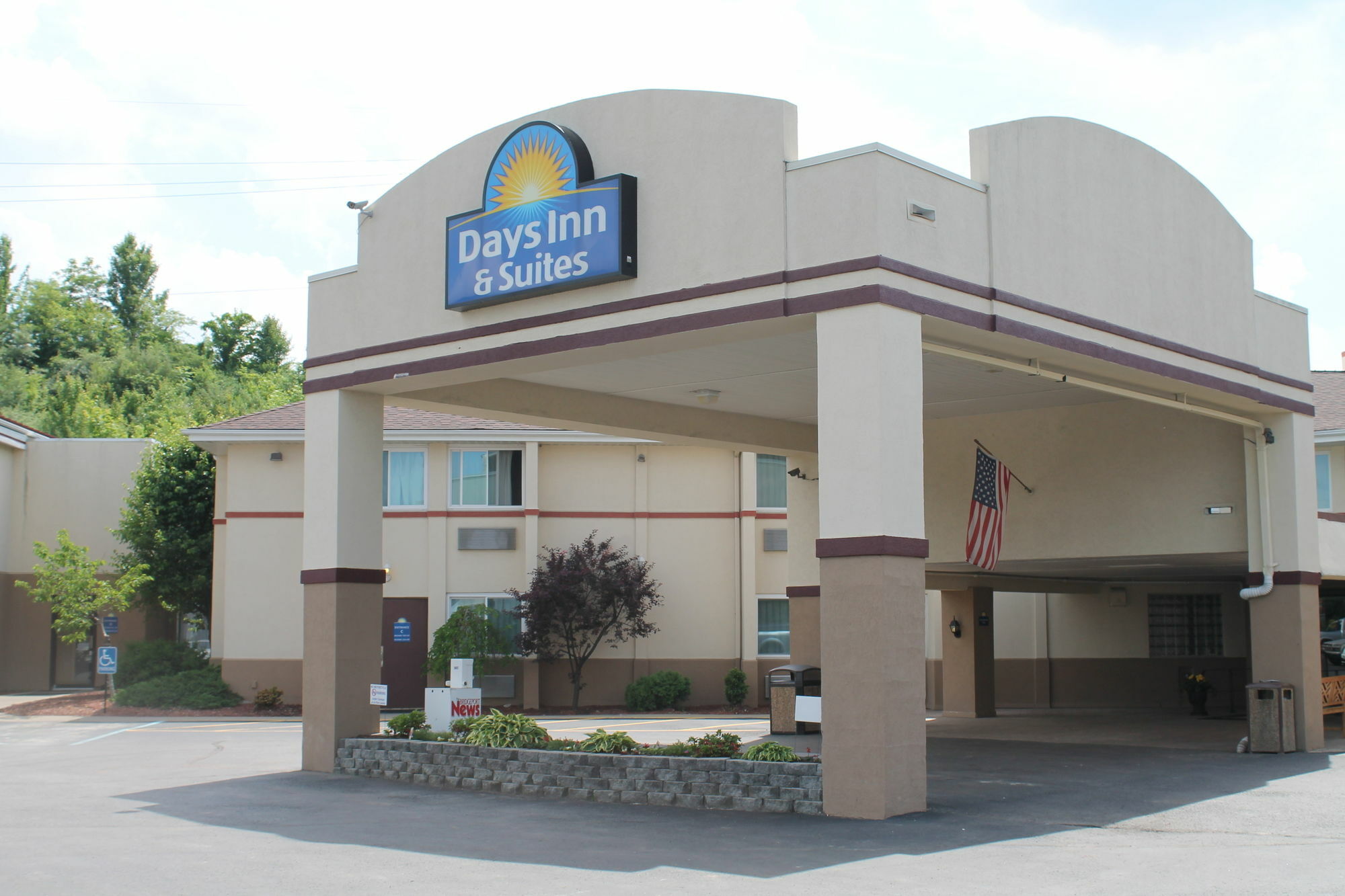 Days Inn & Suites By Wyndham Bridgeport - Clarksburg Exterior photo