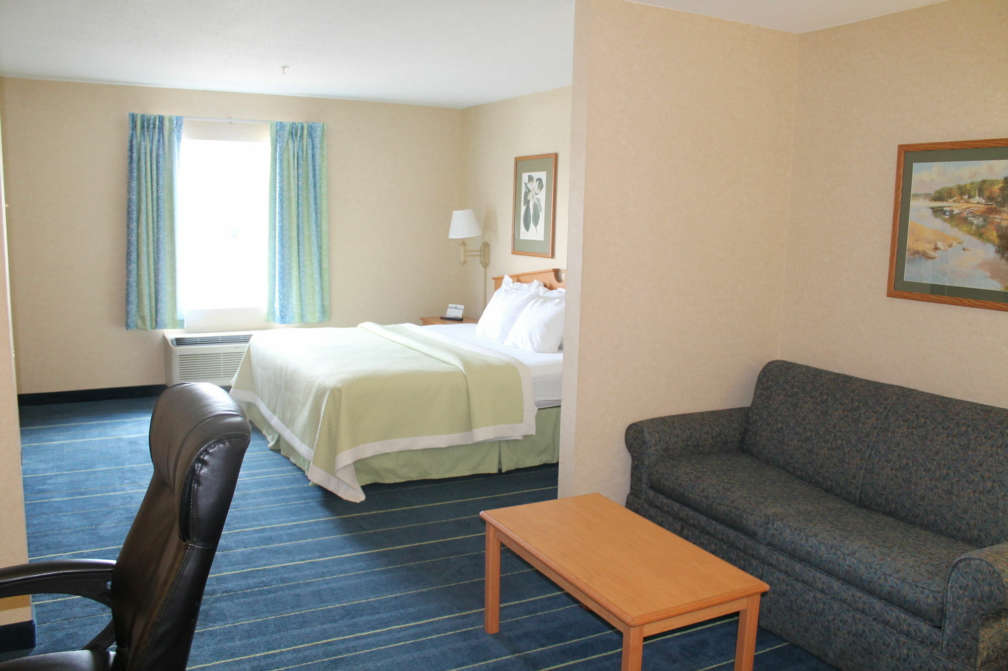 Days Inn & Suites By Wyndham Bridgeport - Clarksburg Exterior photo